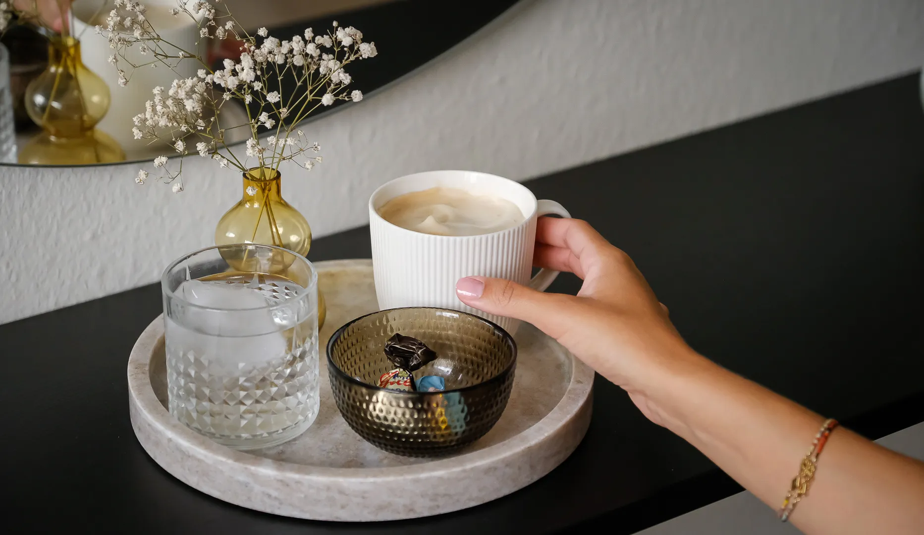 Kaffe og små detaljer i salonen